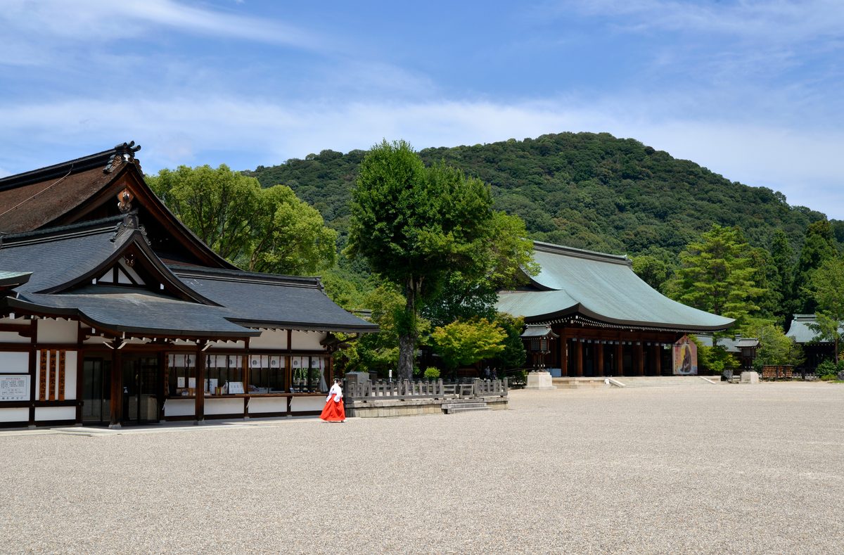 橿原神宮の社殿と畝傍山の緑