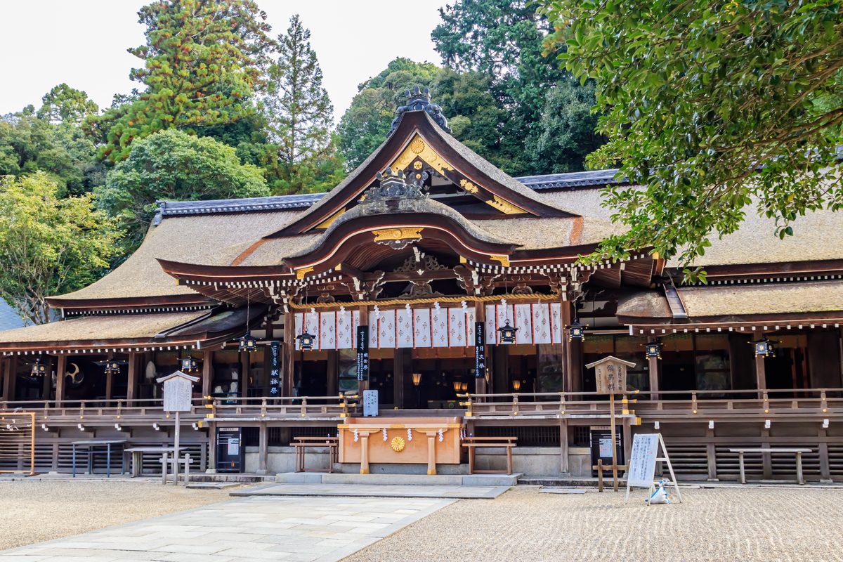 大神神社の拝殿と杜の緑